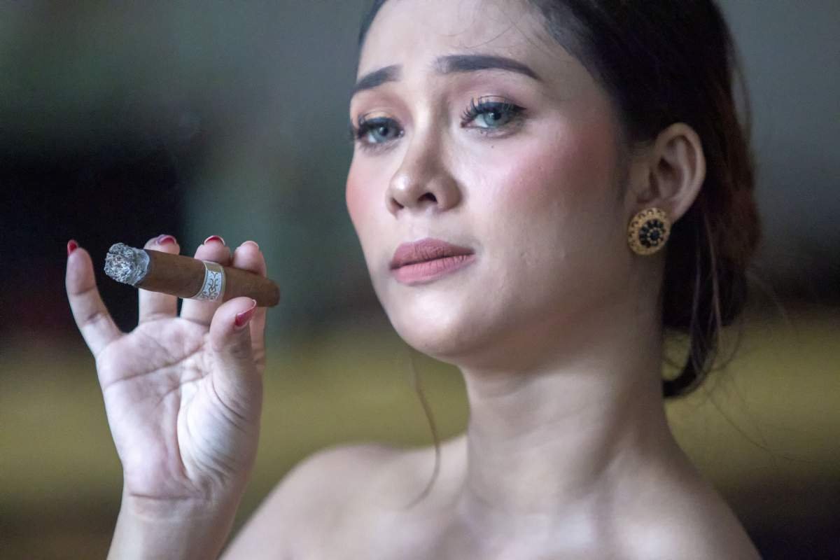 Model Puspita Maharani Memeragakan Diri Sebagai Penikmat Cerutu