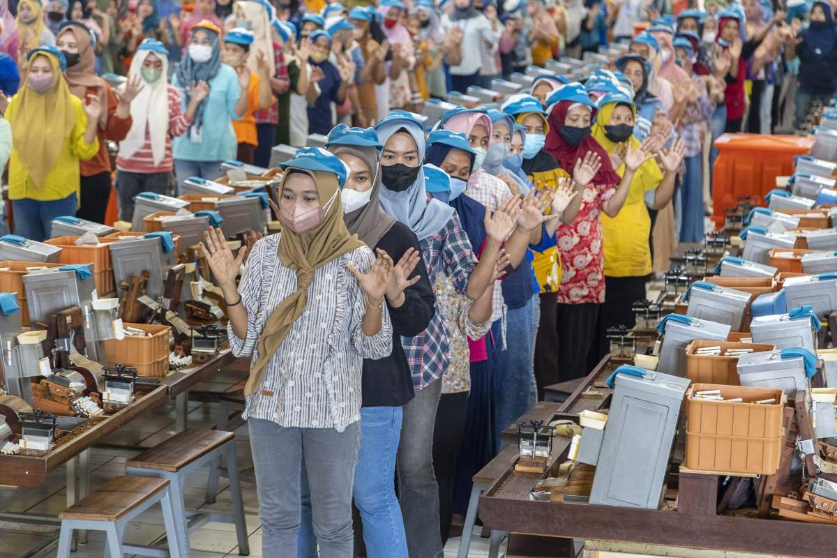 Mregangkan jari tangan saat jeda bekerja di pabrik Djarum Kudus