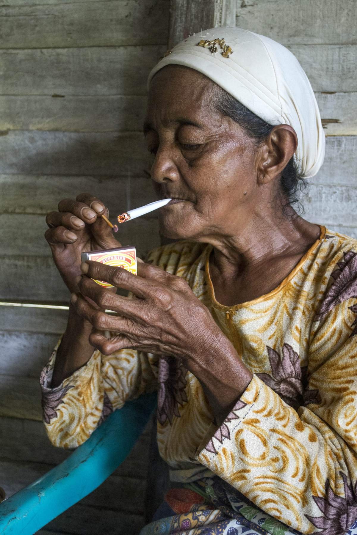 Nenek dan Kreteknya