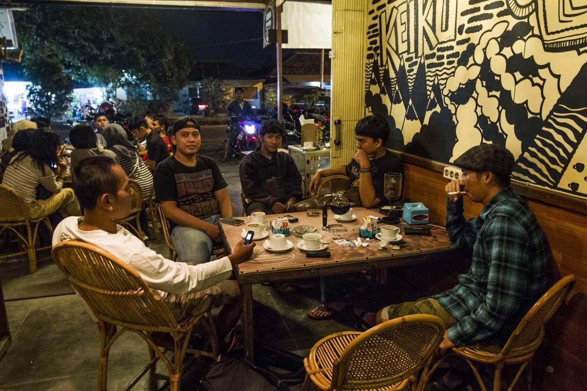 Ngobrol barang di kedai kopi