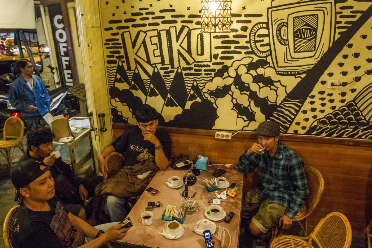 Nongkrong di Warung Kopi