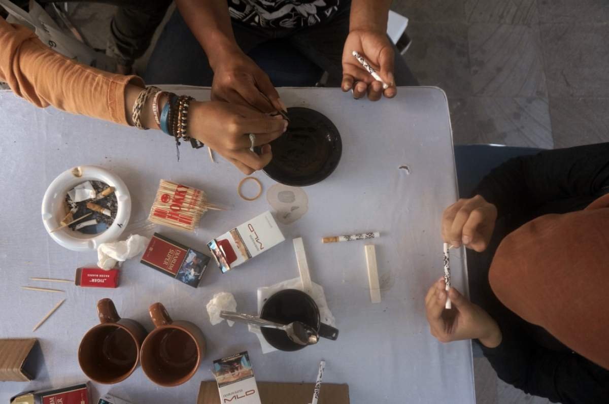 Nyethe, melukis batangan kretek menggunakan ampas kopi