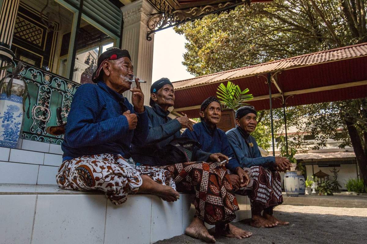 Obrolan Abdi dalem sambil sebat