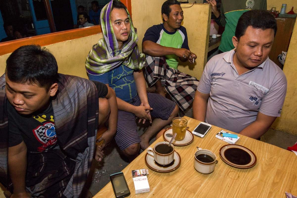 Obrolan di warung kopi.