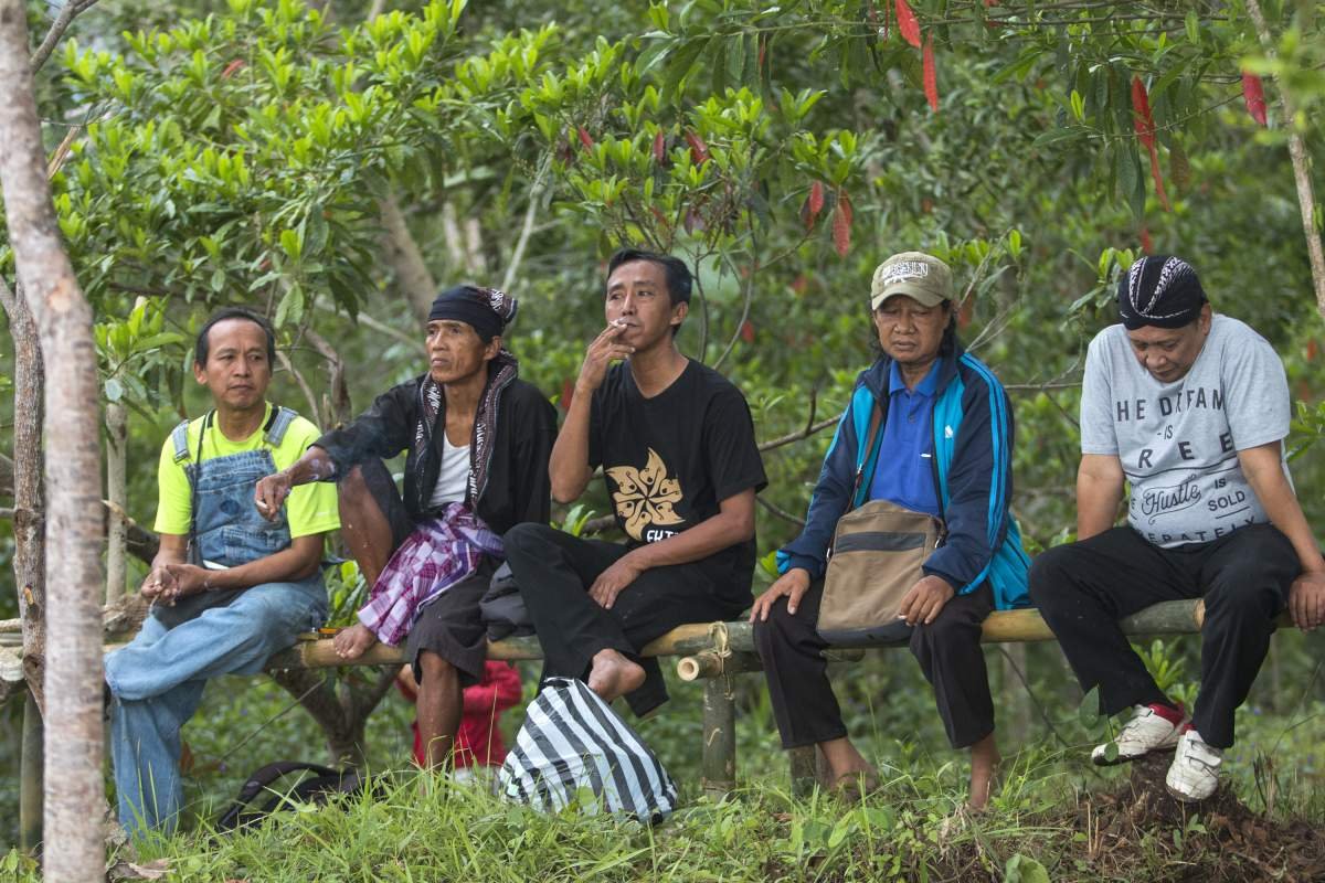 orang merokok bersama