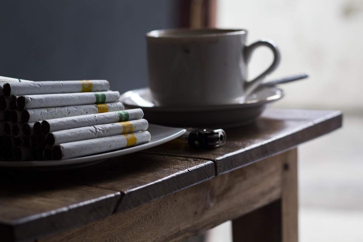 Pagi di antara kopi dan kretek