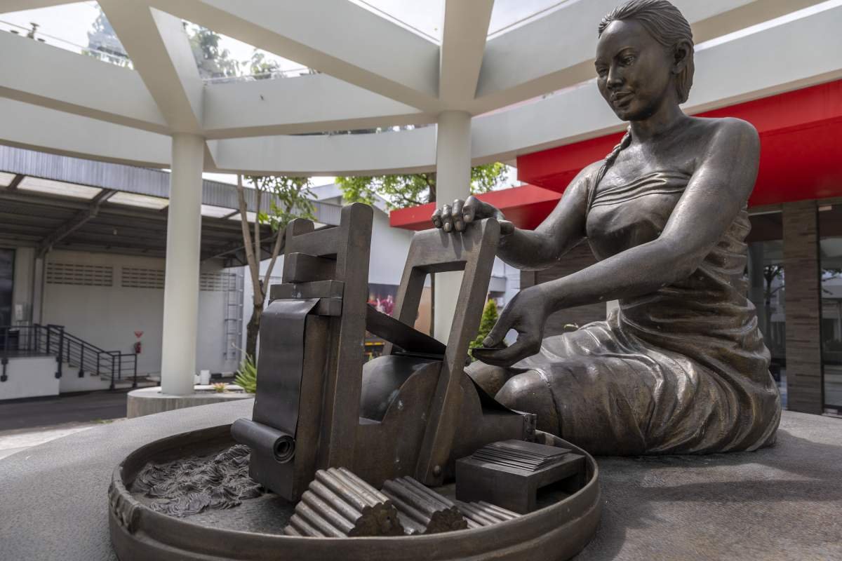 Patung reflika pelinting Kretek