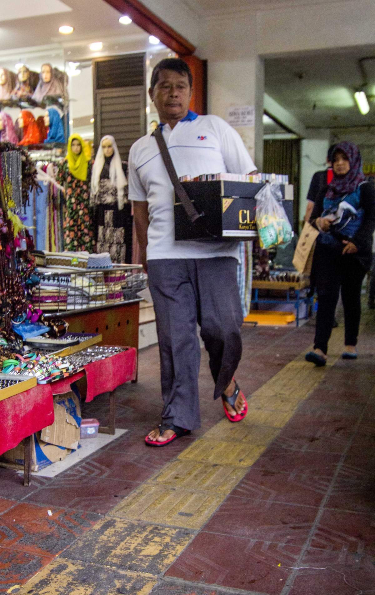 Pedagang asongan di Trotoar Malioboro
