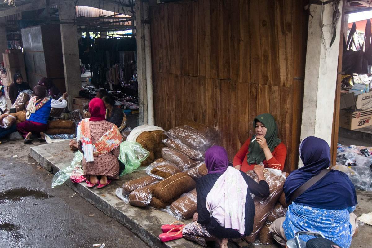 Pedagang menikmati tembakau tingwe