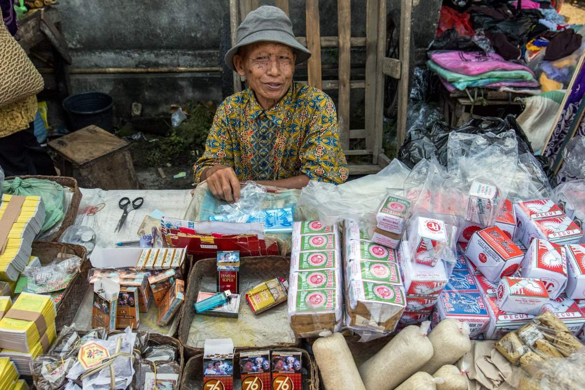 Pedagang Rokok Kretek di Pasar Tradisional