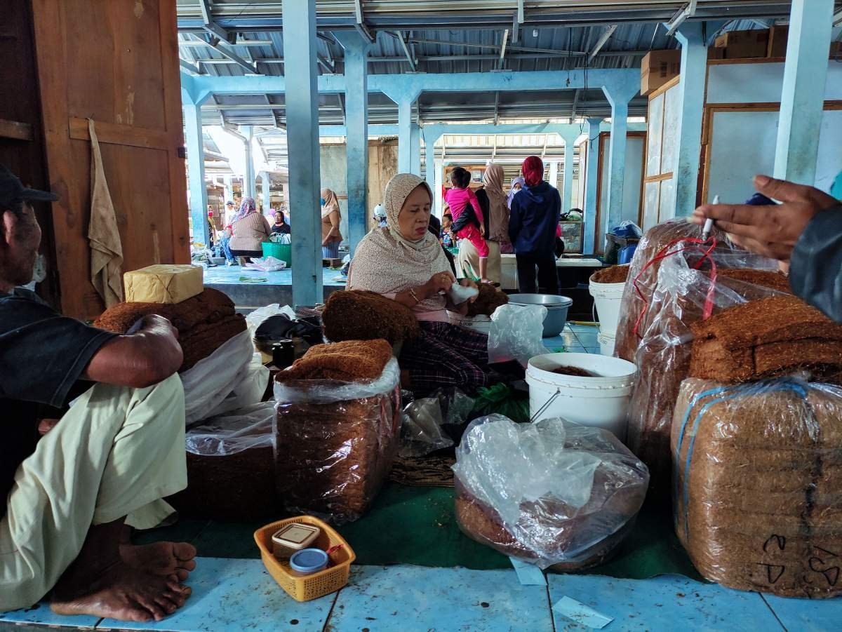 Pedagang tembakau di pasar Ngawen, Klaten