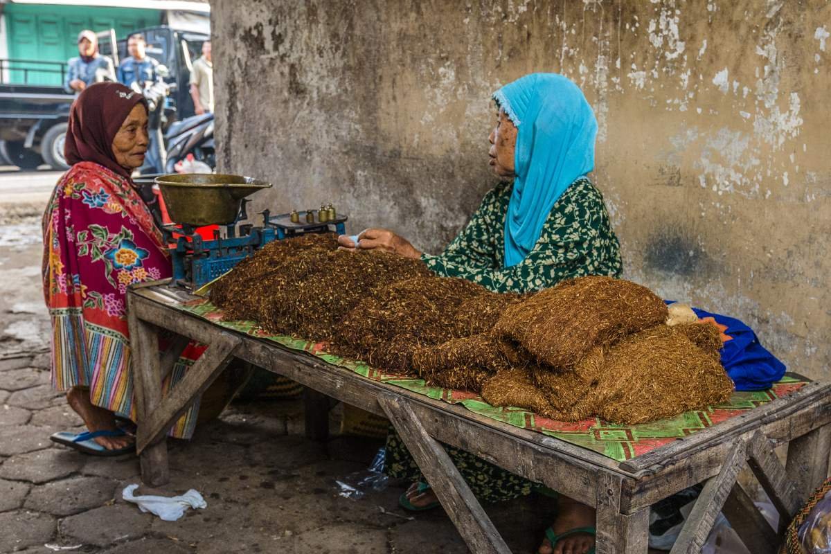 Pedagang tembakau di pasar Ponjong Gunungkidul