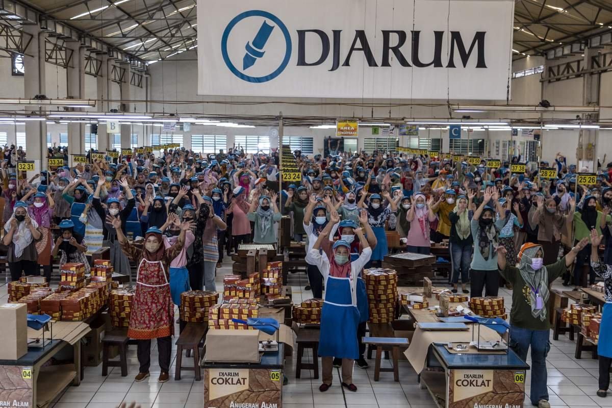 Pekerja berolahraga ringan disaat jeda di Djarum Kudus