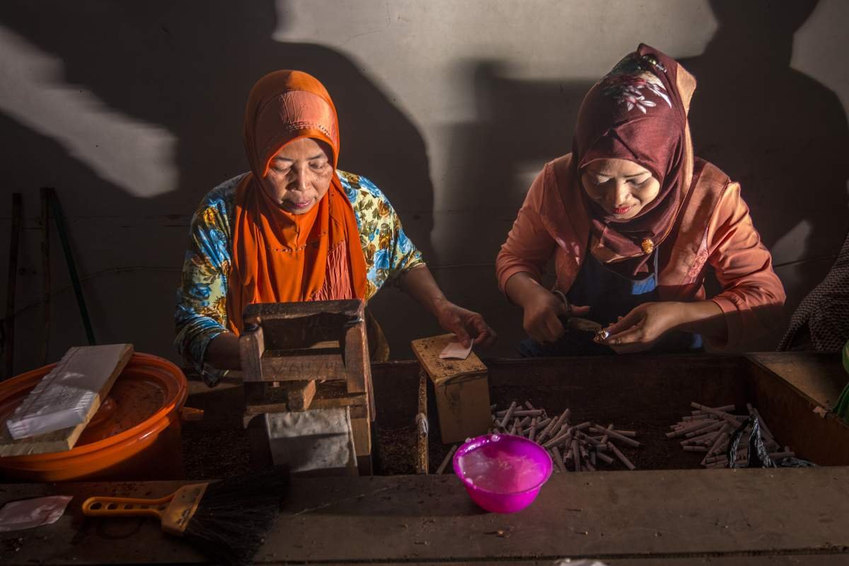 pekerja juru linting pabrik rokok djambu bold