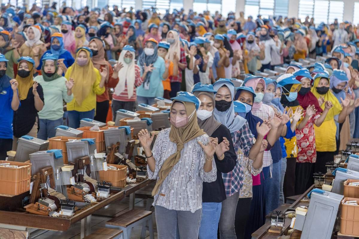 Pekerja Linting melakukan peregangan saat jeda di Pabrik Djarum Kudus