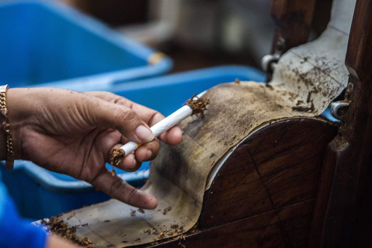 Pekerja Linting Pabrik Rokok Djarum