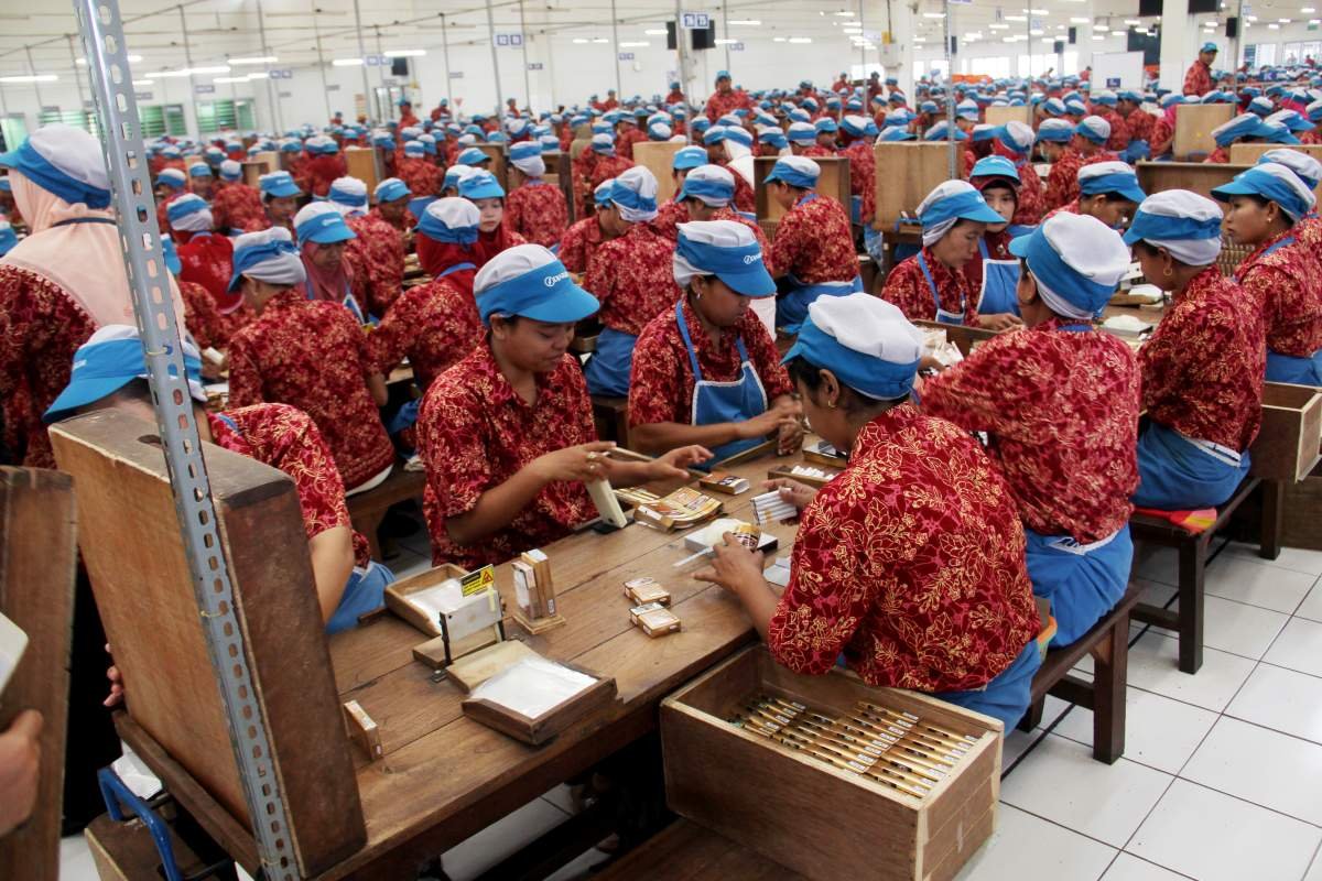 Pekerja Linting Pabrik Rokok Djarum Kudus
