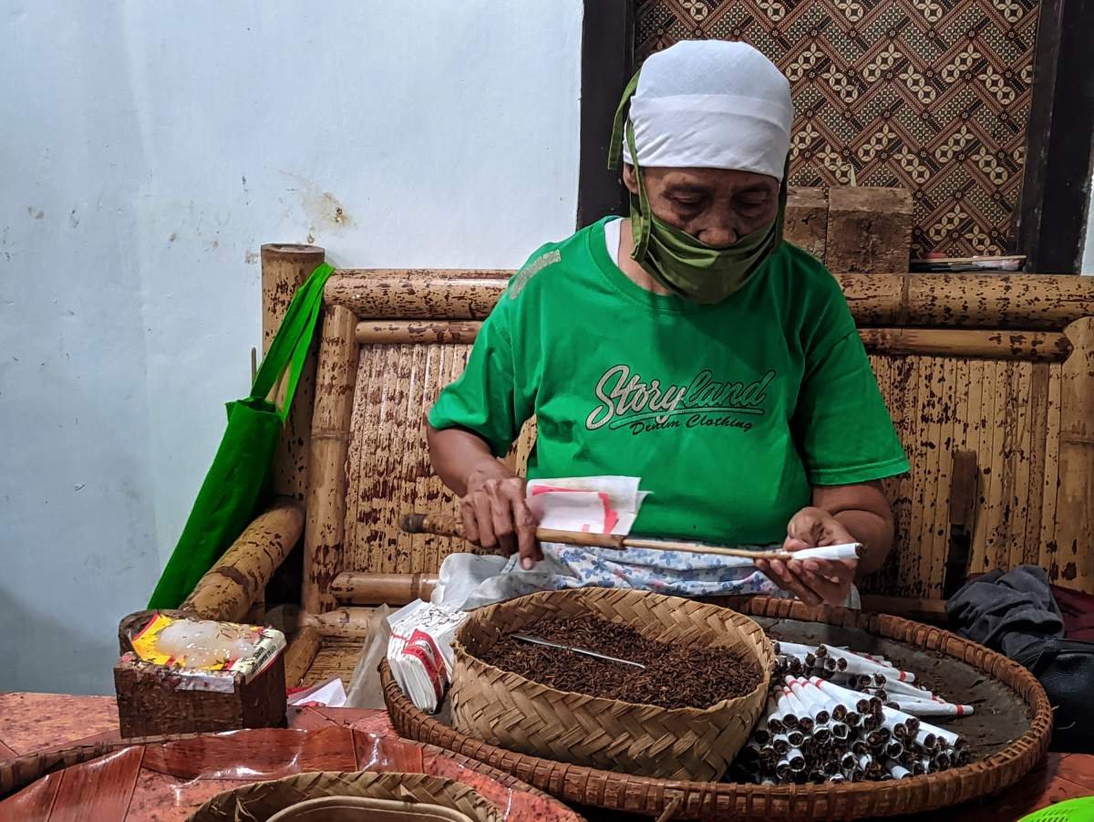 pekerja linting pabrik rokok dua mawar