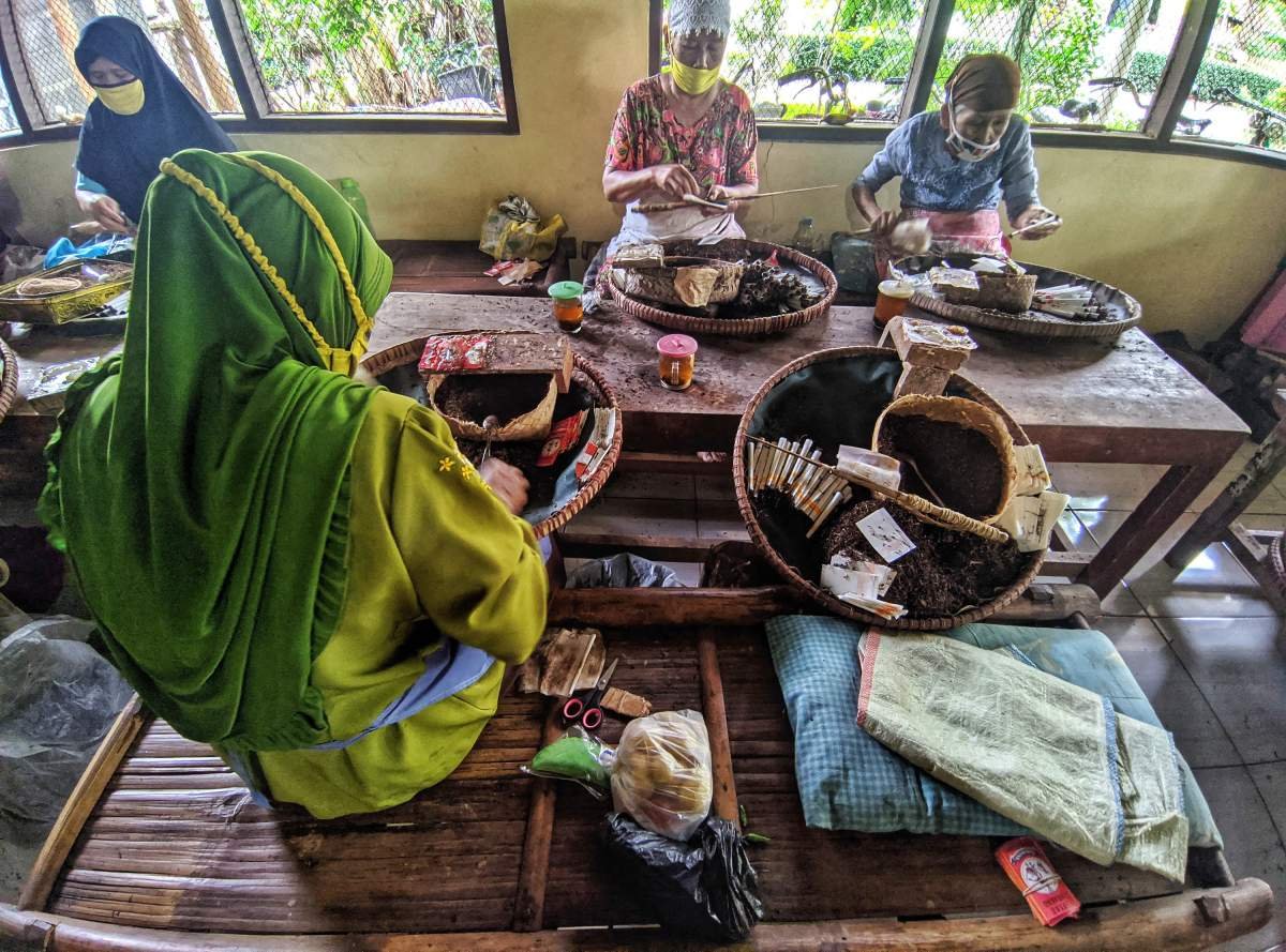 Pekerja linting pr dua saudara