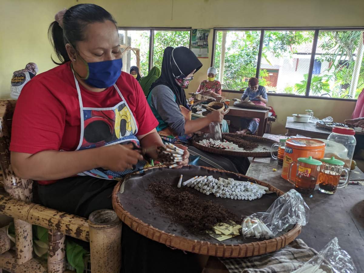 pekerja mbatil rokok dua saudara purworejo