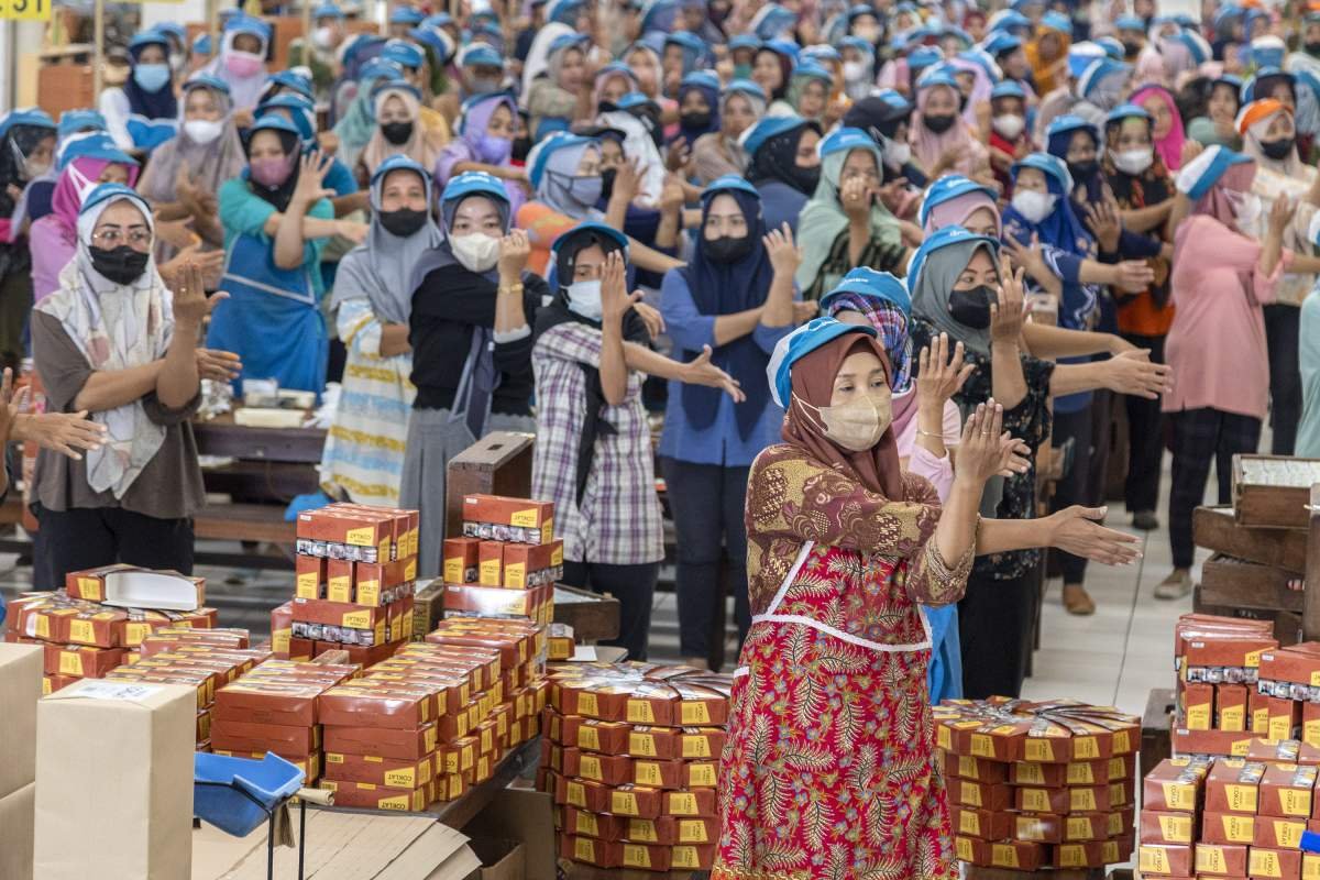 Pekerja pabrik Djarum melakukan peregangan