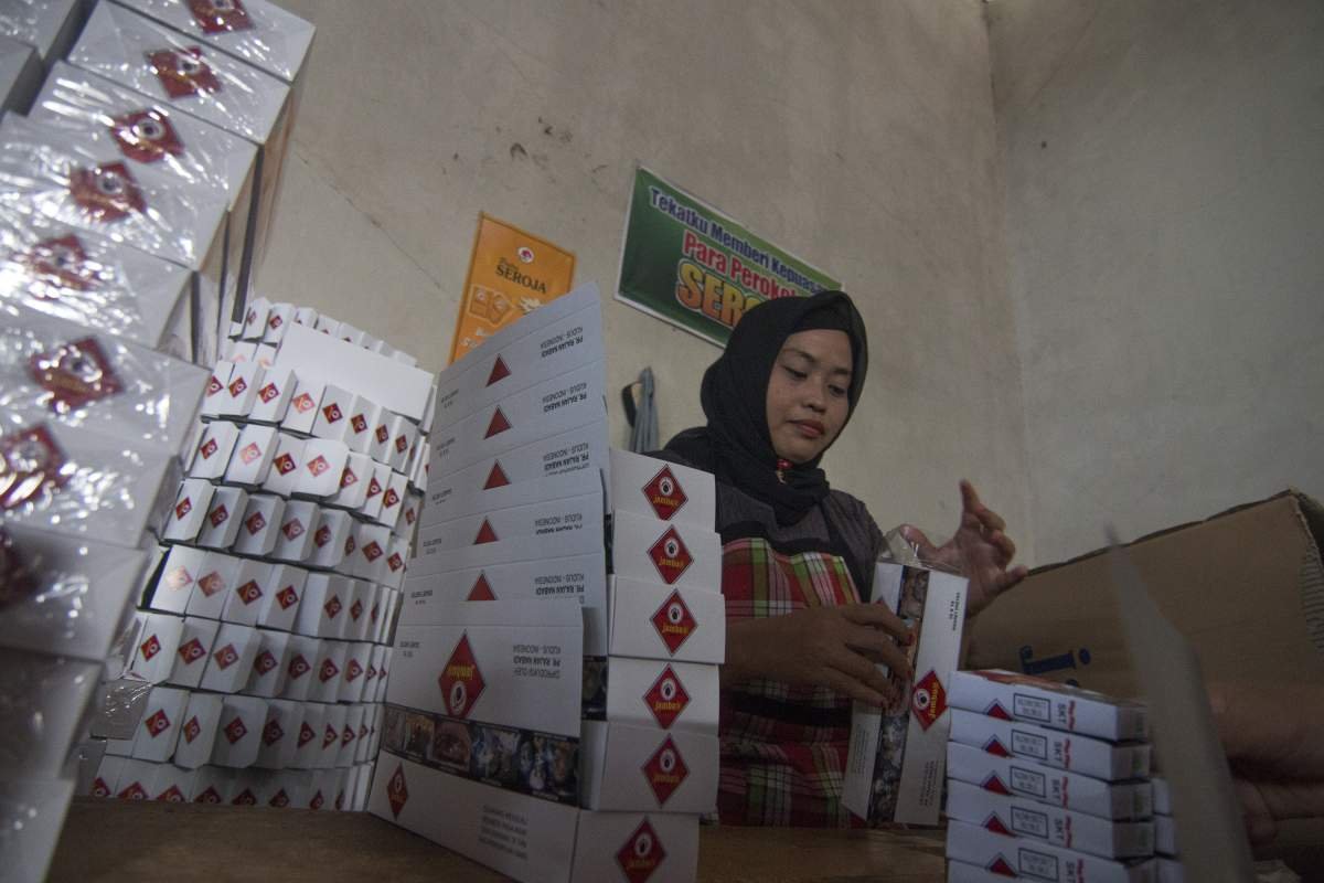 Pekerja Pabrik Rokok Djambu Bol