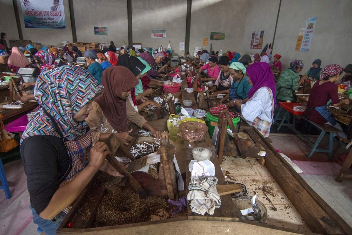 Pekerja Pabrik Rokok Djambu di Kudus