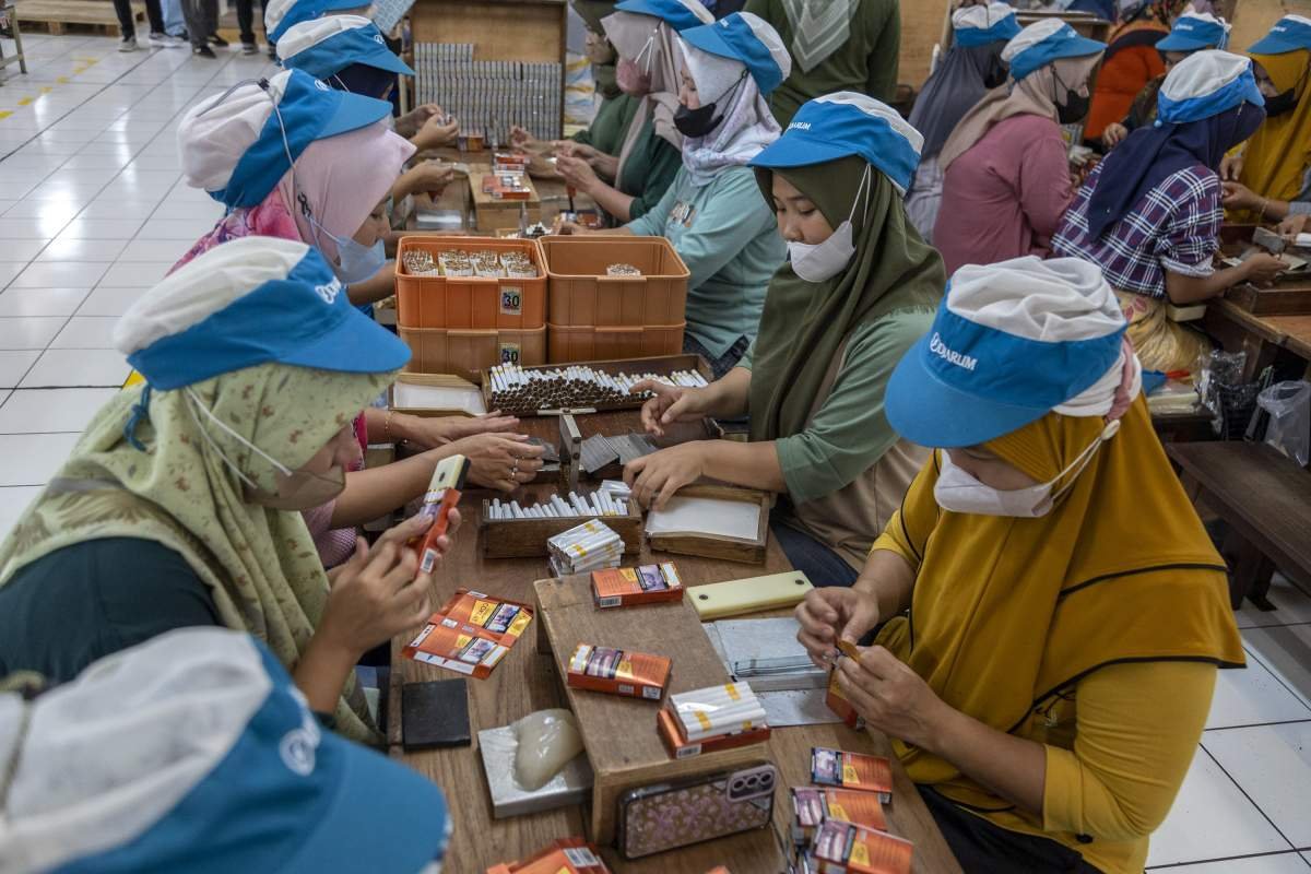 Pekerja Pabrik rokok Djarum Kudus mengerjakan rokok kretek Djarum Coklat