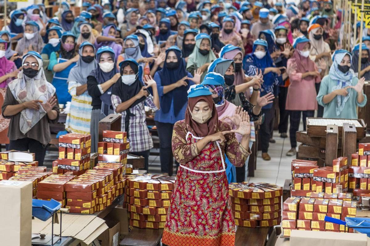 pekerja pabrik rokok djaurm kudus melakukan peregangan
