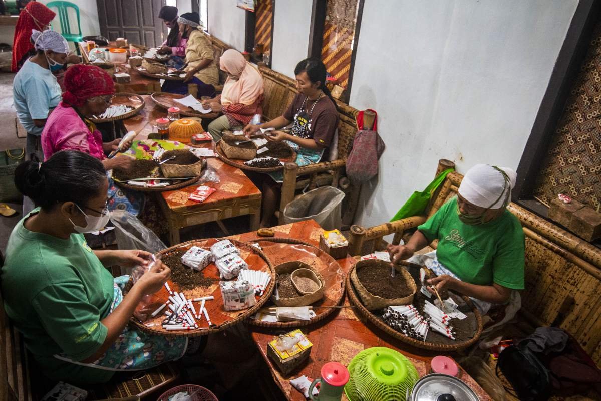Pekerja pabrik rokok Dua Mawar Purworejo