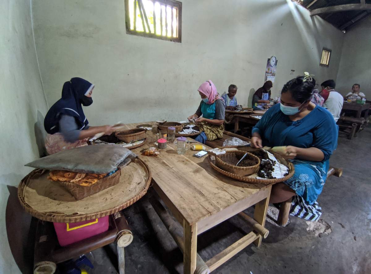 pekerja pabrik rokok kelmbak menyan kamto purworejo