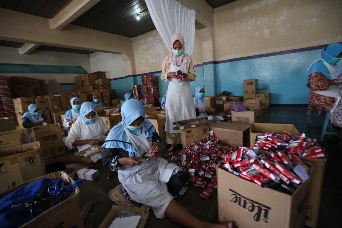 Pekerja pabrik rokok kretek Sukun