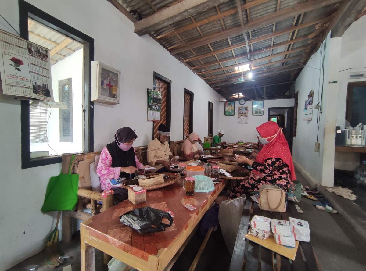 pekerja pabrik rokok menyan mawar purworejo