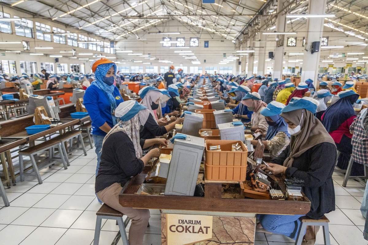 pekerja pabrik rokok pt djarum kudus