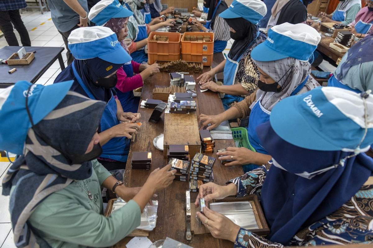 Pekerja pabrik SKT Djarum Kudus