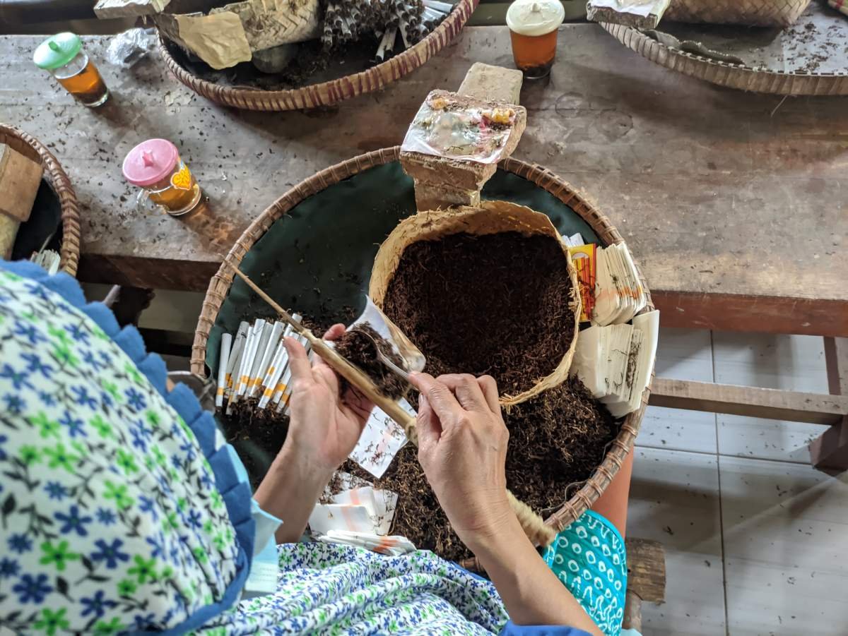 pelinting tradisional rokok dua saudara