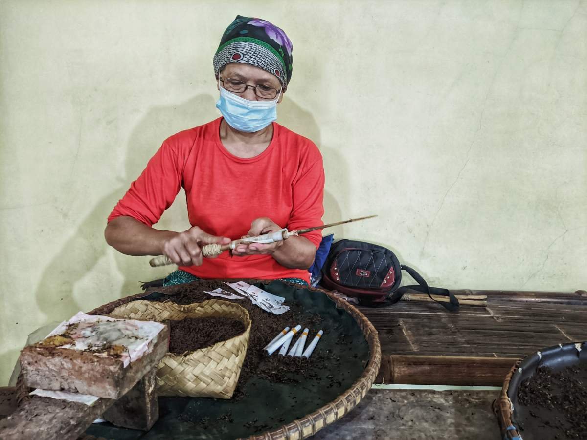Pelinting Tradisional Rokok Kemenyan
