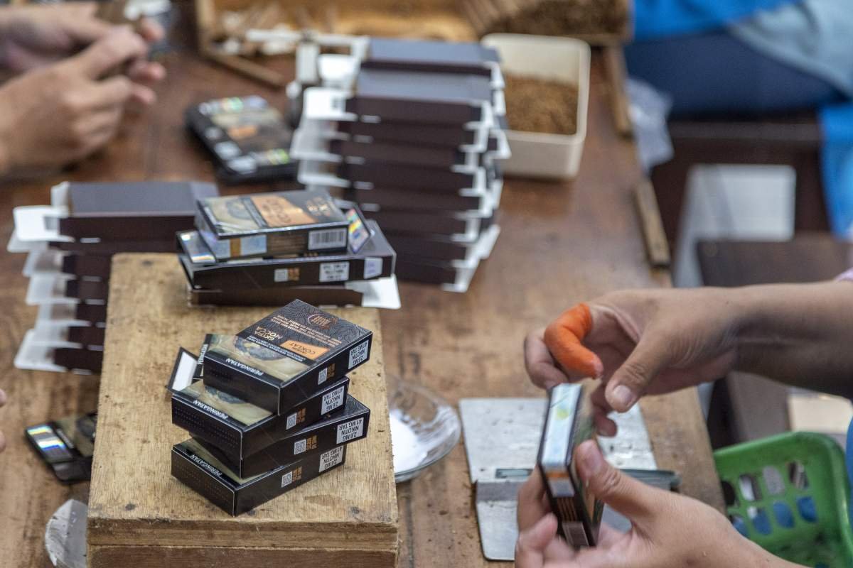 Pemasangan Pita Cukai di Djarum Coklat Extra Moca