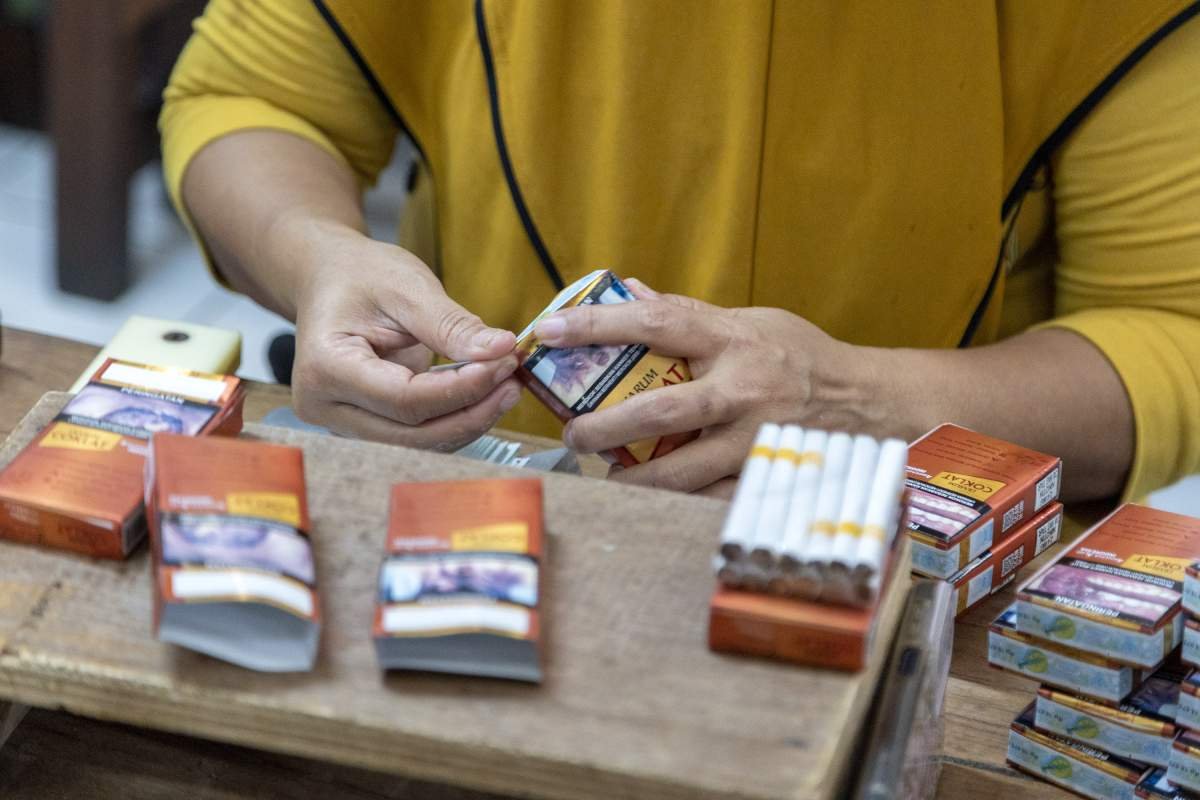 Pemasangan pita cukai rokok Djarum Coklat