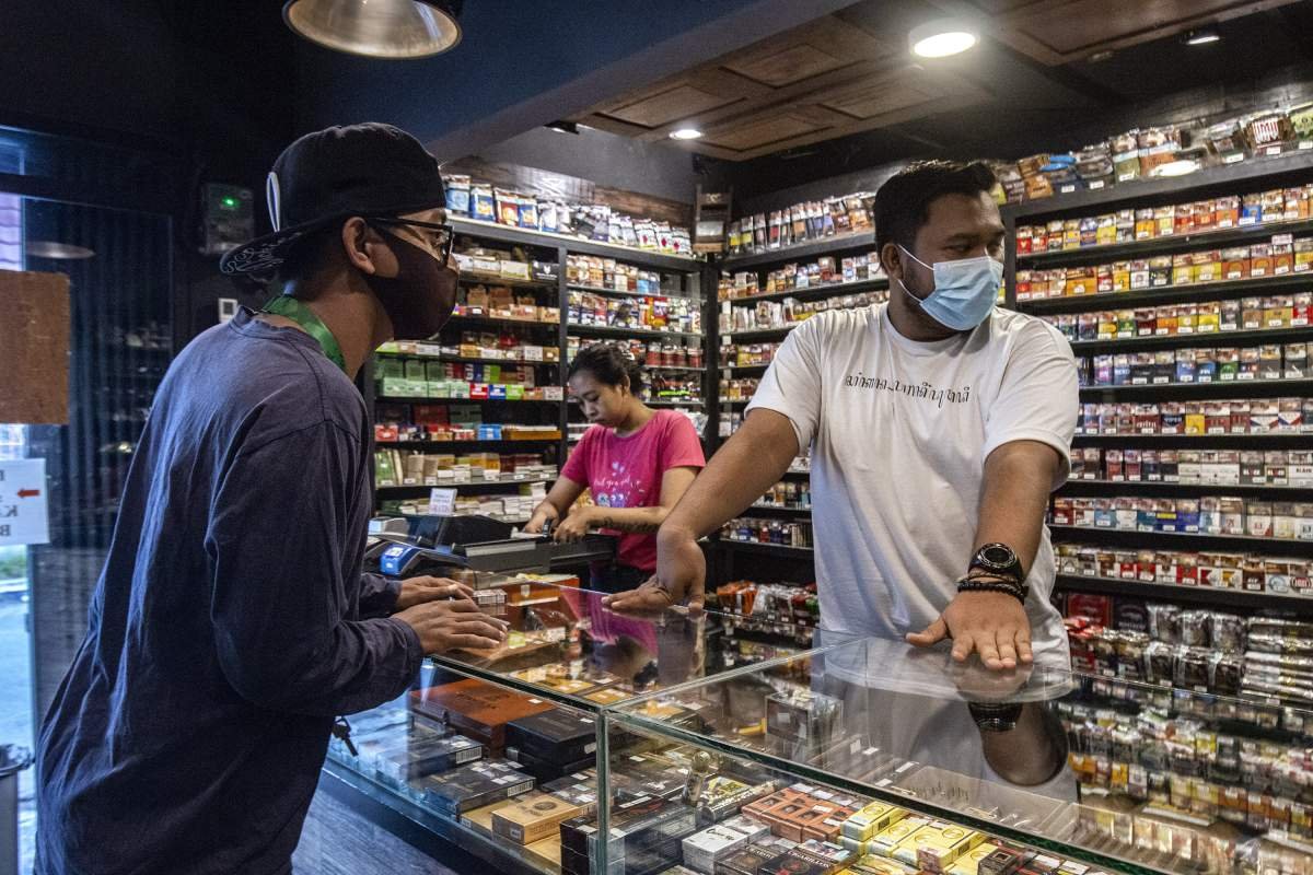 pembeli rokok di tobeko jogja