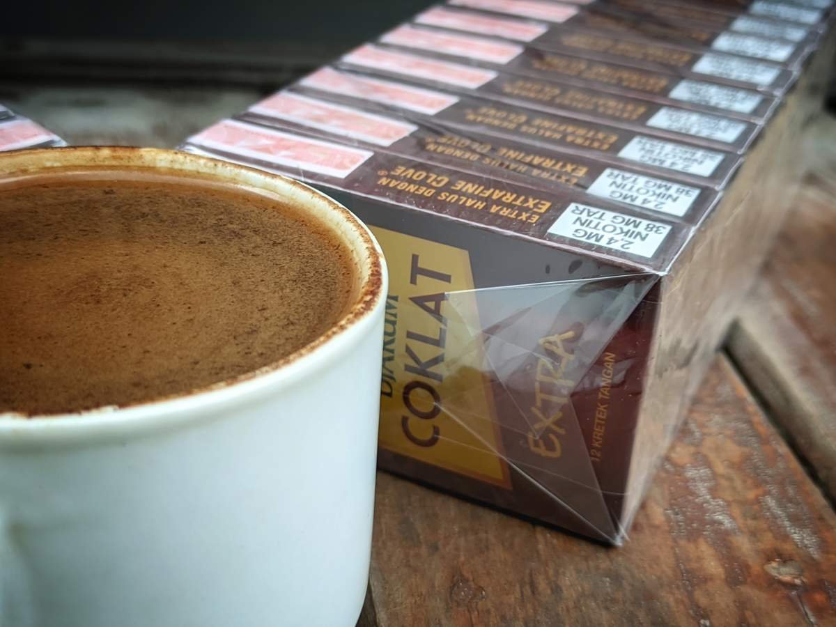 penampakan krema kopi dan satu slop djarum coklat extra