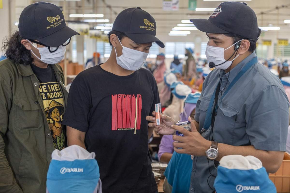 Peneliti Kretek mendapat penjelasan pekerja Djarum Kudus