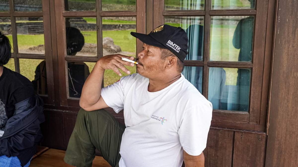 Penjaga Situs Liyangan Menghisap Kretek