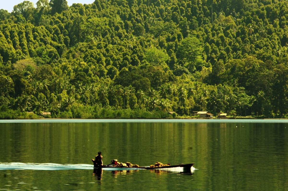Perbukitan cengkeh difoto dari tengah laut di kepulauan Maluku