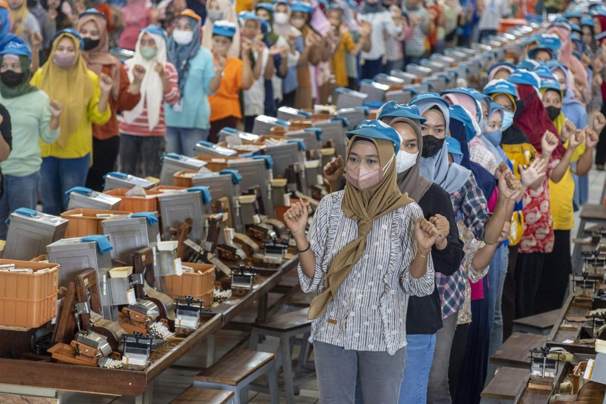 Peregangan memberi jeda tubuh pelingting kretek di pabrik Djarum Kudus