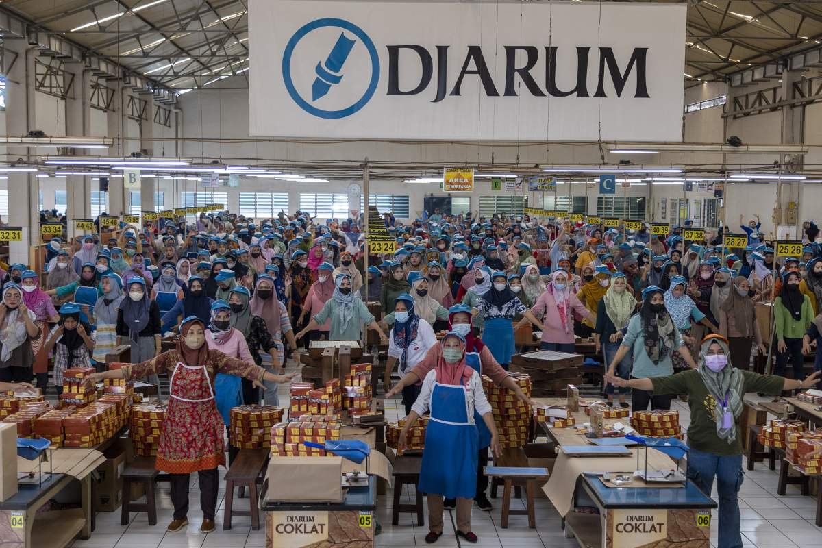 Peregangan pekerja Djarum Kudus