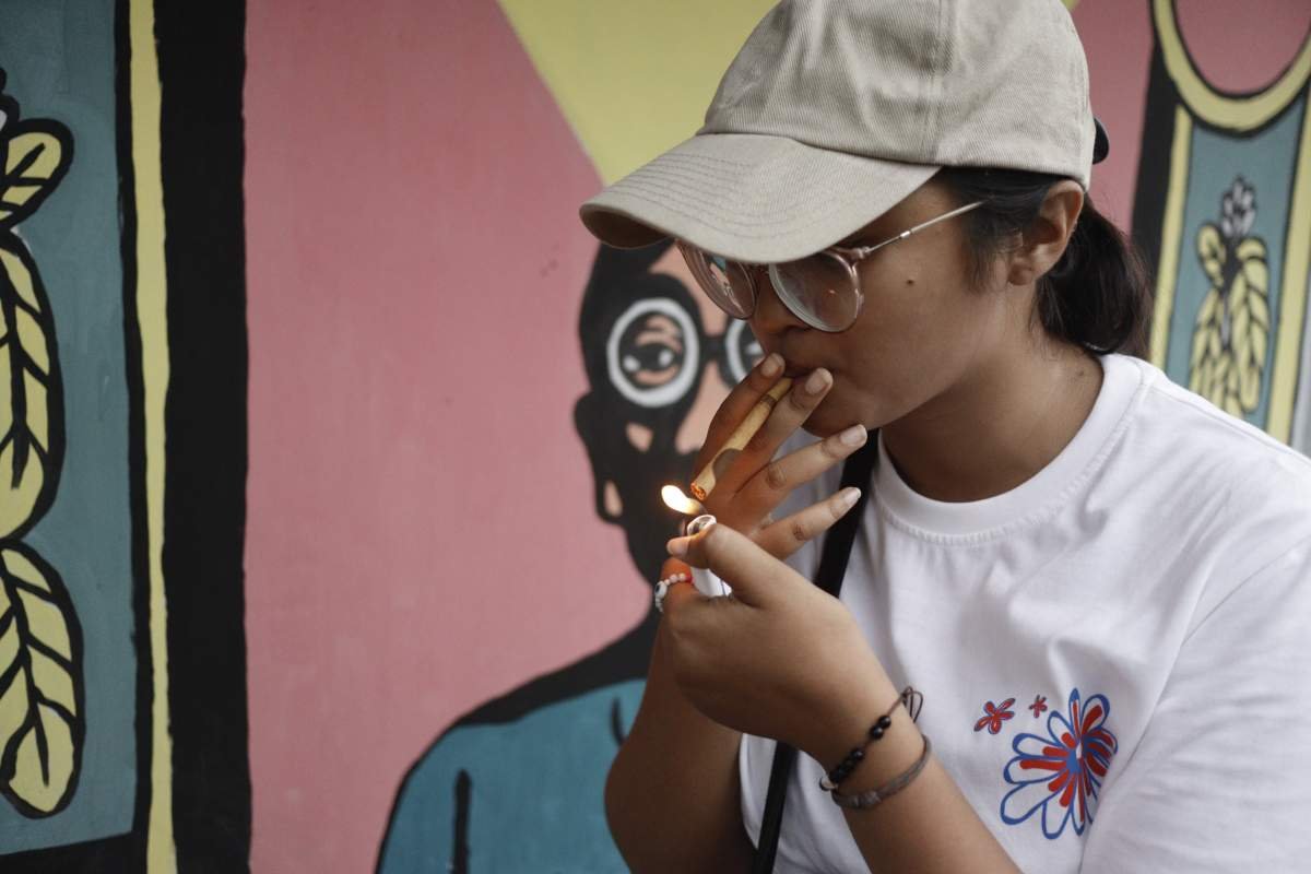 Perempuan dan Djarum Coklat Extra