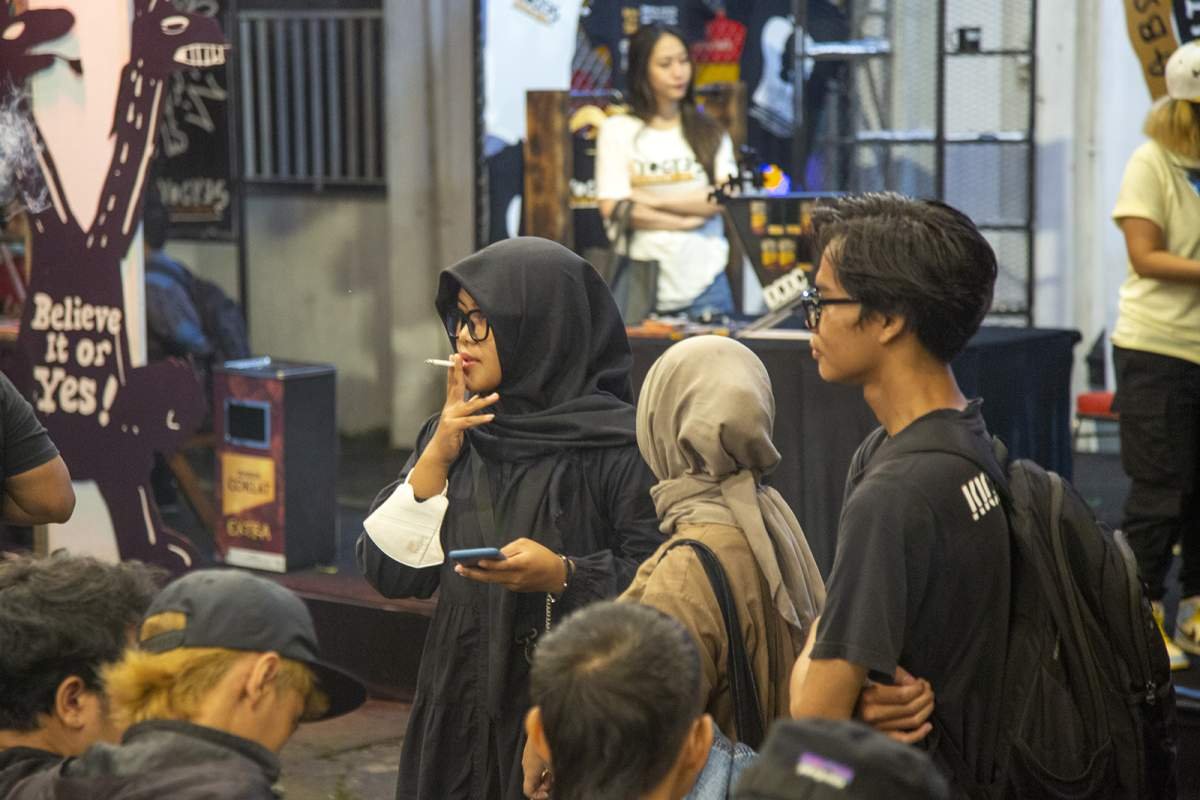 Perempuan perokok dalam even DCDC Yogyes in Absurdum