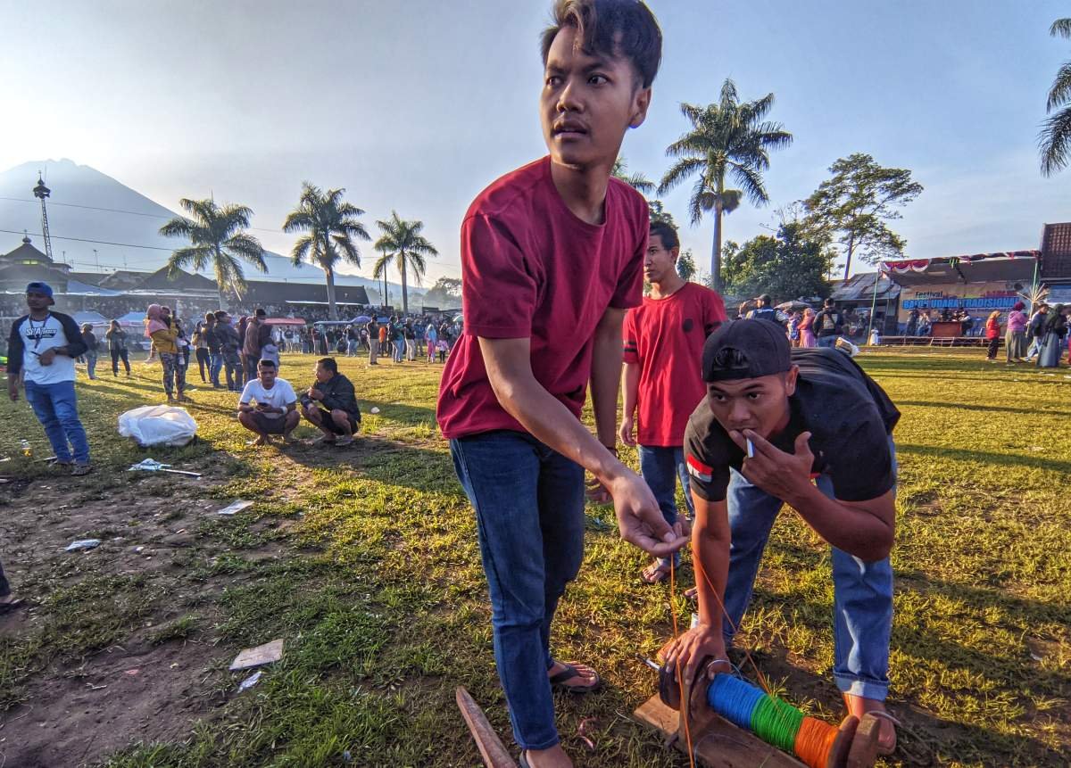 persiapan penerbangan balon di wonosobo
