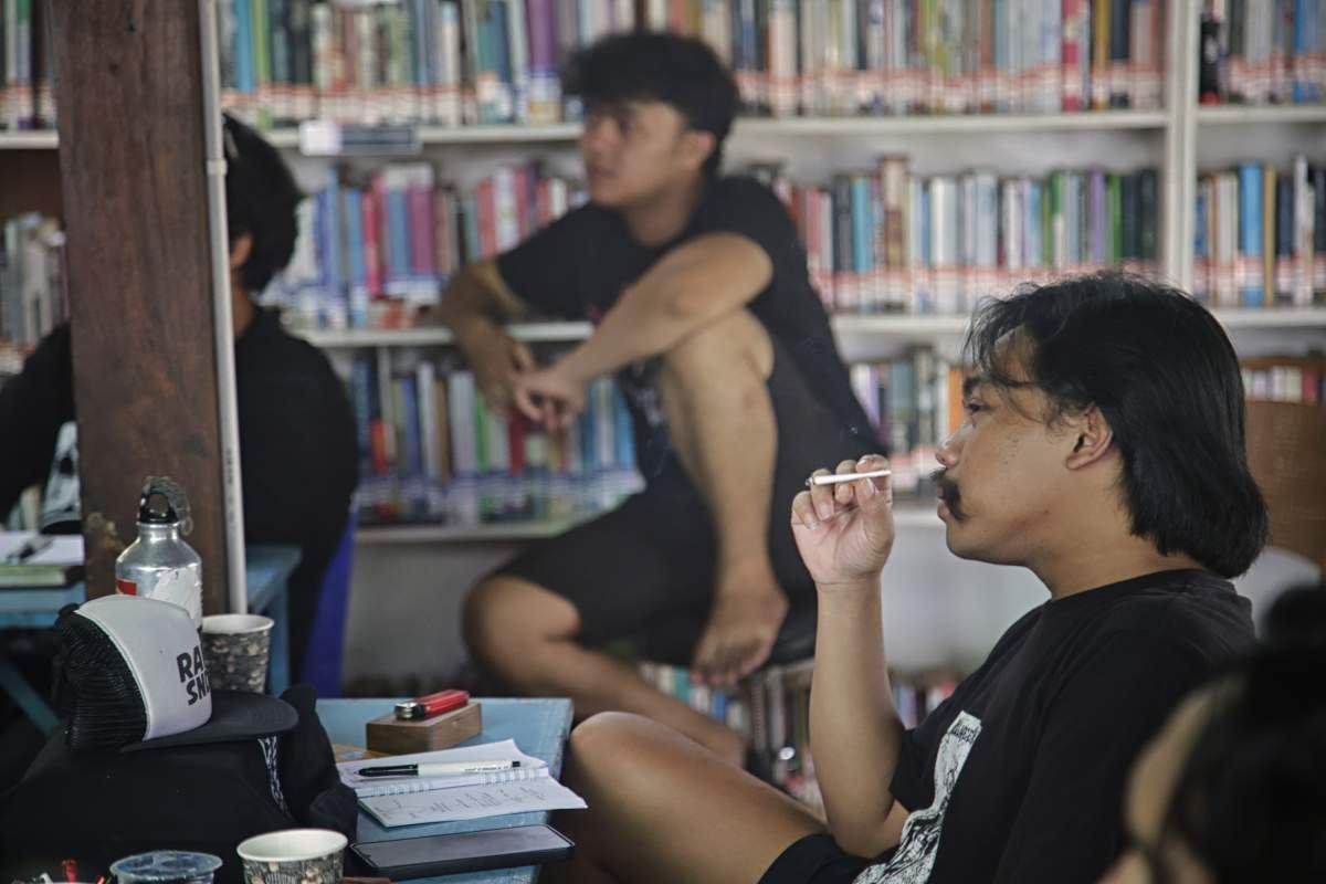 peserta berdiskusi dalam musyawarah kretek